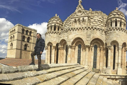 El arquitecto y bodeguero Paco Somoza, sobre el cimborrio de la Catedral de Zamora, contemplando el río Duero a su paso por la ciudad-ARGI