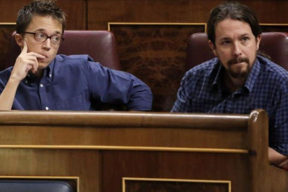 Pablo Iglesias e Íñigo Errejón, en el pleno del Congreso del 27 de septiembre.-JOSE LUIS ROCA
