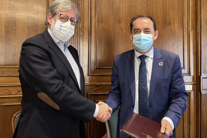 Santiago Aparicio y Benito Serrano, tras la firma del convenio contra la despoblación.-HDS