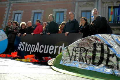 Dieciséis oenegés españolas han instalado frente al Ministerio de Exteriores tiendas de campaña para denunciar la precaria situación de los refugiados llegados a Grecia.-EFE / FERNANDO VILLAR