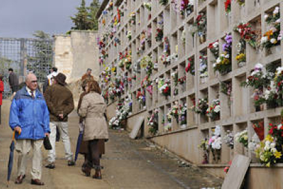 Los adornos florales llenan ya de colorido y de fragancias el recinto funerario de El Espino en Soria. / VALENTÍN GUISANDE-
