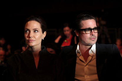 Angelina Jolie y Brad Pitt pactan que todo lo relativo a su divorcio sea confidencial por el bien y la privacidad de sus hijos.-AFP / CARL COURT