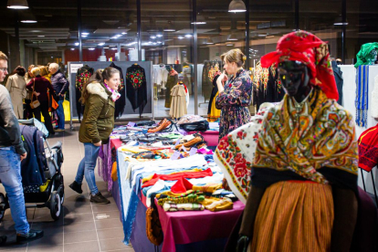 Mercado de productos del traje popular. MARIO TEJEDOR (2)
