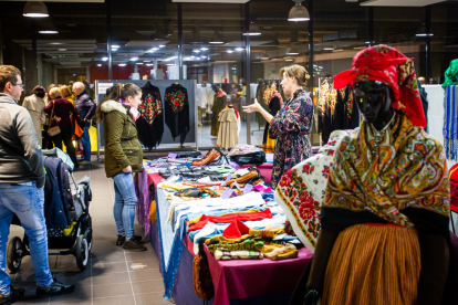 Mercado de productos del traje popular. MARIO TEJEDOR (3)