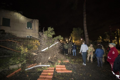 Vecinos de Cesano, a 30 kilómetros de Roma, contemplan los daños causados por el temporal, este domingo.-EFE / MASSIMO PERCOSSI