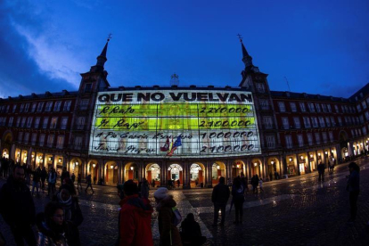La fachada de la Casa de la Panadería de la Plaza Mayor de Madrid se ha iluminado esta noche con imágenes de gran formato de los conocidos como "papeles de Bárcenas".-EFE / RODRIGO JIMÉNEZ