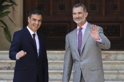 Pedro Sánchez y el rey Felipe VI, ayer en el palacio de Marivent, en Palma.-EFE / BALLESTEROS