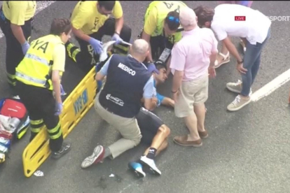 Mikel Landa, a punto de ser trasladado en camilla tras sufrir una caída en la Clásica de San Sebastián. /-EUROSPORT