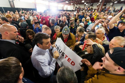 Ted Cruz firma autógrafos a sus seguidores en un mítin en Idaho, este sábado.-AP / SHAWN GUST