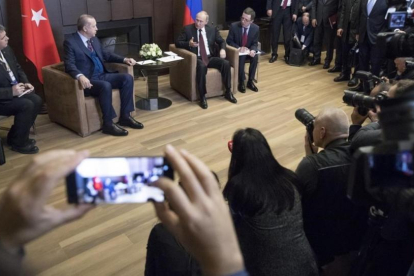 Los periodistas en una rueda de prensa de Putin y Ergodan  en el balneario de Sochi, el lunes.-AP / PAVEL GOLOVKIN