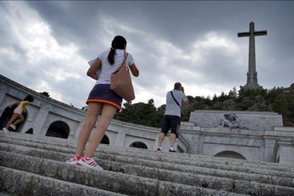 Visitantes fotografían la fachada del Valle de los Caídos, el agosto pasado.-JOSÉ LUIS ROCA