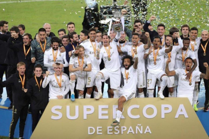 Los jugadores del Madrid celebran la Supercopa de Yeda.-JUANJO MARTÍN
