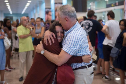 Un padre abraza a su hija en El Prat a su llegada de Estambul.-AFP / JOSEP LAGO