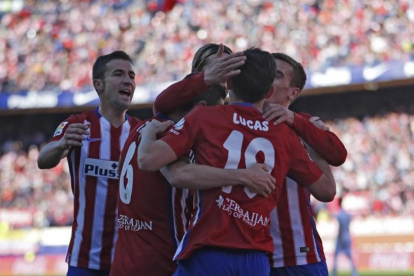 Los jugadores del Atlético celebran el gol de Koke.-AP / FRANCISCO SECO