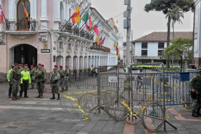 Efectivos militares y dela policía resguardan las calles de Quito, Ecuador.-AFP