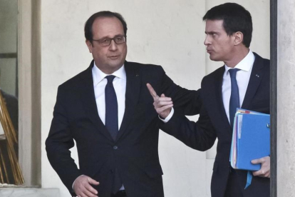 Hollande (izquierda) y Valls hablan tras una reunión ministerial en el Elíseo, en París, el pasado 10 de febrero.-AP / MICHEL EULER