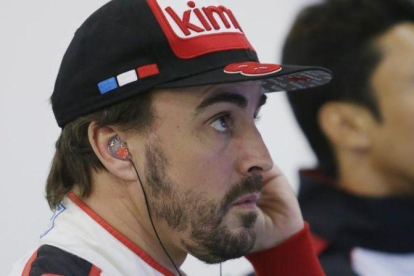 Fernando Alonso contempla la actuación de su compañero Sebastien Buemi, en uno de sus descansos en las 6 Horas de Shanghai.-EFE / JAMES MUY