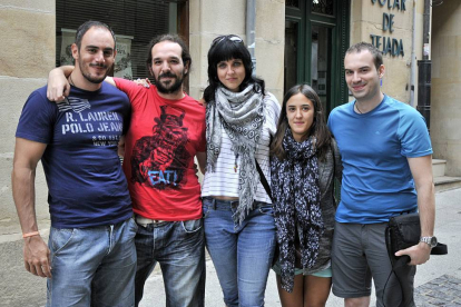 Jorge Álvarez con su grupo de amigos procedentes de Madrid.-DIEGO MAYOR