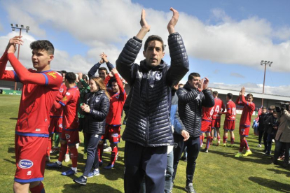 Pablo Ayuso festeja el título liguero a la conclusión del partido anteel Eibar el pasado domingo.-VALENTÍN GUISANDE
