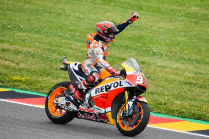 El piloto de Cervera, tras cruzar en primera posición la línea de meta del circuito de Sachsenring.-ROBERT MICHAEL