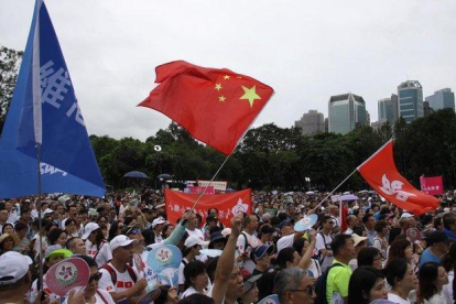 Manifestación en Hong Kong contraria a las protestas que han paralizado la isla.-ADRIÁN FONCILLAS