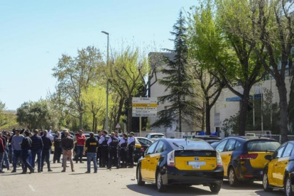 Medio centenar de taxistas se manifiestan contra el intrusismo laboral ante una de la sede de Cabify en L'Hospitalet, una de las empresas que presta servicios de VTC.-JORDI COTRINA