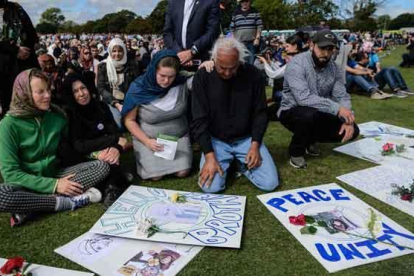 Christchurch recuerda en silencio a las víctimas del ataque contra las mezquitas.-EFE