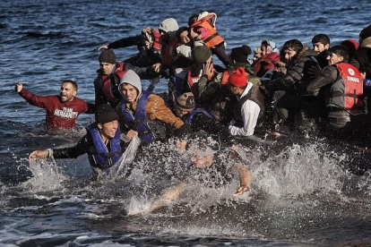 Un grupo de refugiados llega a la isla griega de Lesbos este lunes 2 de noviembre.-AFP / ARIS MESSINIS