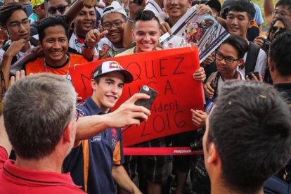 Marc Márquez (Honda) atiende a sus fans, en Sepang, tras el GP de Malasia.-ALEJANDRO CERESUELA