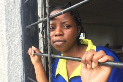 Esta foto de  Rebecca Kabugho en la cárcel de Goma se convirtió en un icono de la lucha por la democracia en Congo.-EL PERIÓDICO
