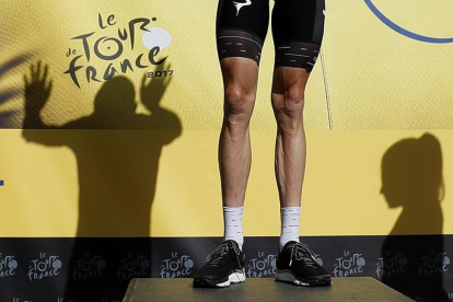 Las piernas de Chris Froome, en el podio durante la última edición de la ronda francesa que ganó.-GUILLAUME HORCAJUELO (EFE)