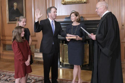 Brett Kavanaugh jura su cargo como nuevo juez del Tribunal Supremo de EEUU junto a su familia.-AP