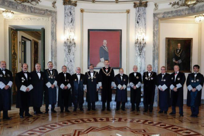 El Rey Felipe VI posa en la foto de familia, junto a los miembros del Consejo General del Poder Judicial.-ANGEL DÍAZ (EFE)