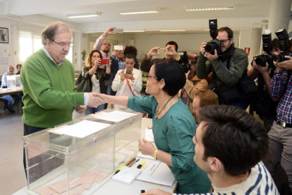El presidente de la Junta de Castilla y León, Juan Vicente Herrera, ejerce su derecho al voto en la capital burgalesa-ICAL