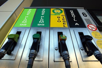 La distribución de combustibles es objeto de permanente vigilancia de las autoridades de Competencia, En la foto, un surtidor de carburante.-RICARD CUGAT