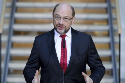 Martin Schulz habla con la prensa al inicio de la ronda de negociaciones con la CDU, este domingo, 4 de febrero.-AP / KAY NIETFELD