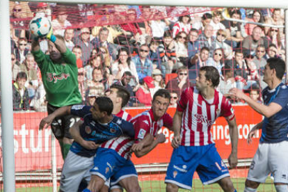Los jugadores del Numancia celebran uno de los dos goles logrados ante el Sporting. / ÁREA 11-