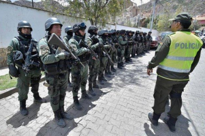 Operativo policiaco en la Embajada de México en Bolivia.-EFE