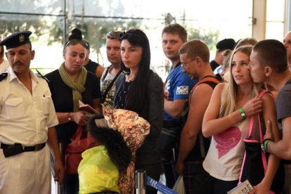 Turistas rusos, en el aeropuerto de Sharm el Sheij.-AFP / MOHAMED EL SHAHED