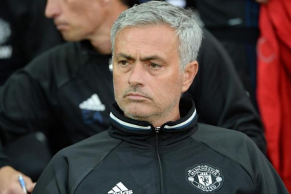 José Mourinho, en el banquillo de Old Trafford, el pasado miércoles.-AFP / OLI SCARFF