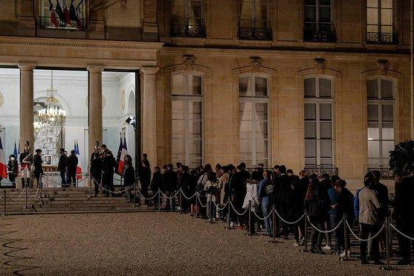 Cola de ciudadanos en el Elíseo para firmar en el libro de condolencias por la muerte de Chirac.-GEOFFROY VAN DER HASSELT (AFP)