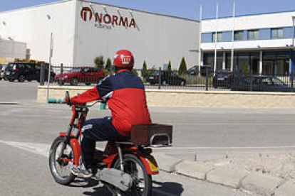 Trabajadores de Norma saliendo de la fábrica. / A. M. -