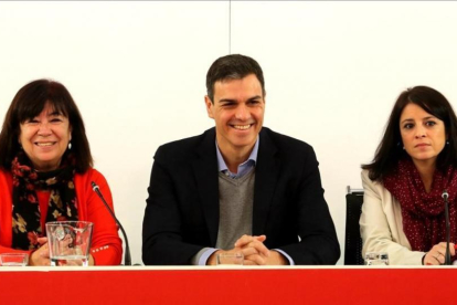 Cristina Narbona, Pedro Sánchez y Adriana Lastra, el pasado 12 de febrero en la sede del PSOE.-/ JUAN MANUEL PRATS