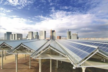Pérgolas metálicas cubiertas con placas fotovoltaicas en el Fòrum de Barcelona.-