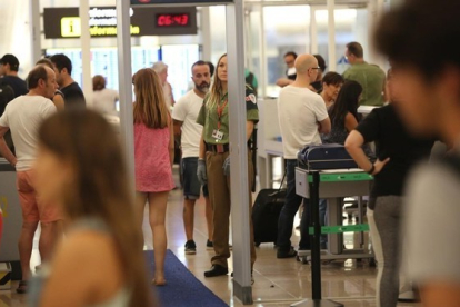 Control de pasajeros en la Terminal 1 del aeropuerto de Barcelona.-DANNY CAMINAL