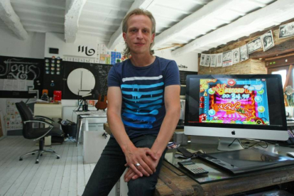 Miguel Guerrero, desarrollador de juegos para Apple Store, en su estudio de Ponferrada.-César Sánchez / ICAL