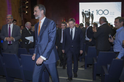 El Rey, seguido por el presidente de la Generalitat valenciana, Ximo Puig.-MIGUEL LORENZO