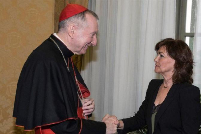 El cardenal Pietro Parolin y la vicepresidenta Carmen Calvo, este lunes en el Vaticano.-EL PERIÓDICO
