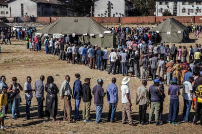 Largas colas para votar en Zimbabue.-AFP/ LUIS TATO