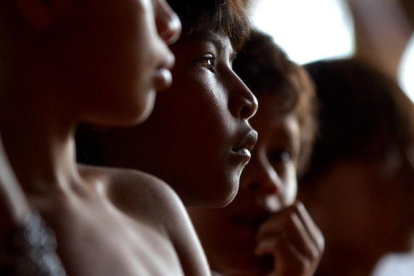 Niños del pueblo indígena guaraní de Brasil. Esta comunidad lleva años soportando la marginación, el desplazamiento forzado y los ataques de los terratenientes.-DARIO LOPEZ-MILLS